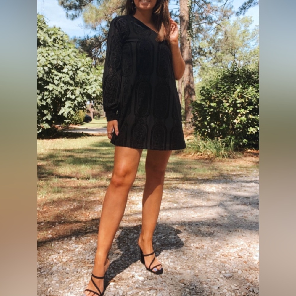 KARLIE. Size S. Black one shoulder dress. Velvet lace details.